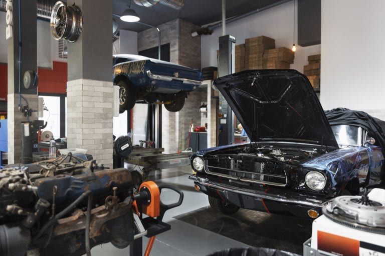Taller automotriz dando mantenimiento a un vehículo